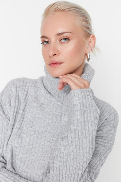 Trendyol Collection Šedý svetr s měkkým texturovaným rolákem Wide Fit TWOAW23KZ0054