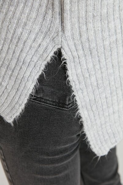 Trendyol Collection Šedý svetr s měkkým texturovaným rolákem Wide Fit TWOAW23KZ0054