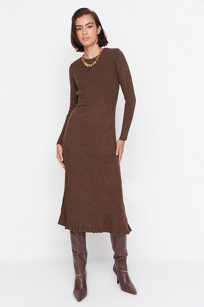 Trendyol Collection Hnědé midi úpletové šaty s výstřihem TWOAW21EL0422