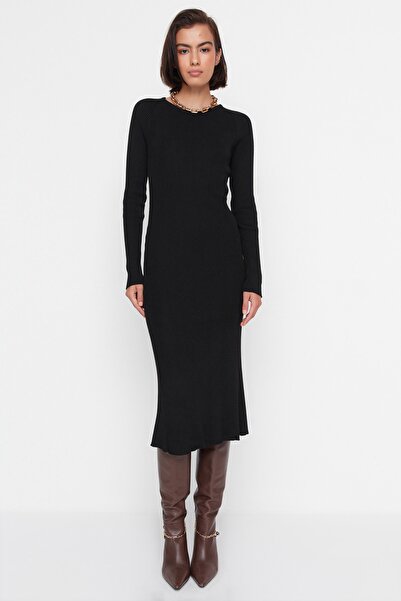Trendyol Collection Pletené šaty Midi - černé, základní model Twoaw23El00023