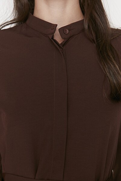 Trendyol Modest Detailně tkané šaty s tmavě hnědým páskem na náhlavním límci TCTSS21EL3343