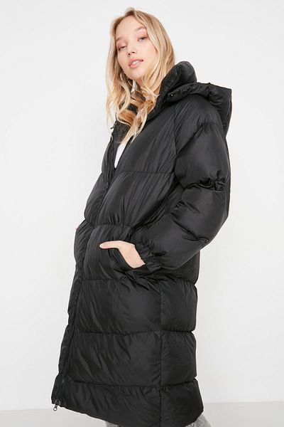 Trendyol Collection Schwarze, übergroße Pufferjacke mit Kapuze TWOAW23MO00183