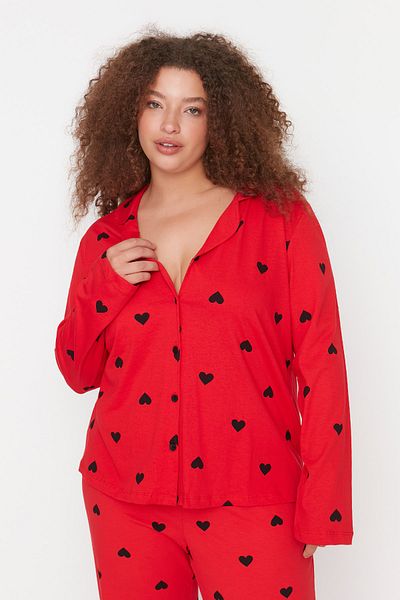 Trendyol Curve Gestricktes Pyjama-Set mit rotem Herz-Hemdkragen TBBAW23AI00019