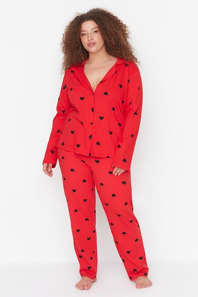 Trendyol Curve Gestricktes Pyjama-Set mit rotem Herz-Hemdkragen TBBAW23AI00019