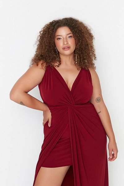 Trendyol Curve Burgunderrotes Maxi-/langes Abendkleid – Drapiertes Detail, gestrickt TBBSS22AD00000