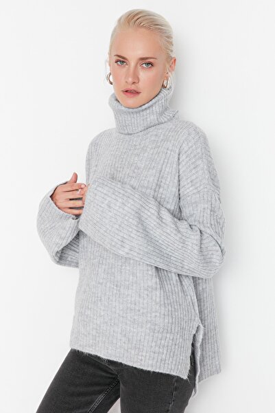 Trendyol Collection Šedý svetr s měkkým texturovaným rolákem Wide Fit TWOAW23KZ0054