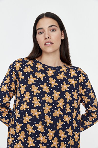 Trendyol Collection Námořnická modrá 100% bavlna Pletená noční košile s vánočním motivem THMAW23GC00018