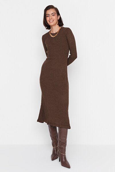 Trendyol Collection Hnědé midi úpletové šaty s výstřihem TWOAW21EL0422