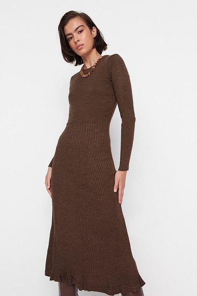 Trendyol Collection Hnědé midi úpletové šaty s výstřihem TWOAW21EL0422