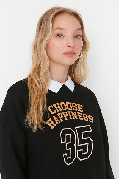 Trendyol Collection Černý potištěný límec s detailním tlustým fleecem uvnitř Boyfriend pletená mikina TWOAW23SW00333