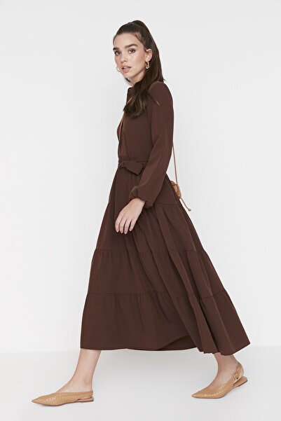 Trendyol Modest Detailně tkané šaty s tmavě hnědým páskem na náhlavním límci TCTSS21EL3343