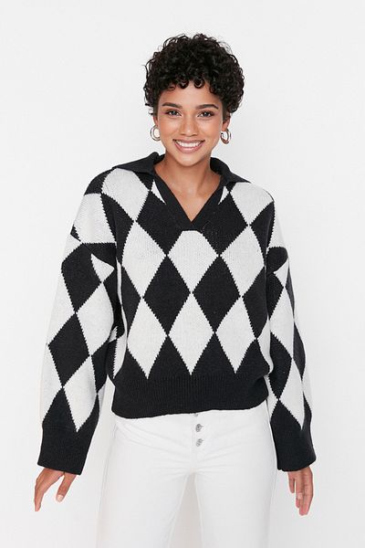 Trendyol Collection Weicher, strukturierter, gemusterter schwarzer Strickpullover – Wide Fit TWOAW23KZ00904