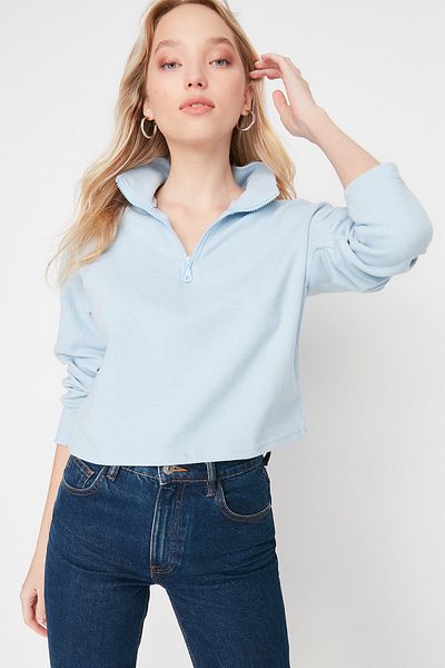 ترينديول كوليكشن سويت شيرت محبوك باللون الأزرق من Thessaloniki/Knitwear ذو الياقة العادية/العادية بسحاب TWOAW22SW0732