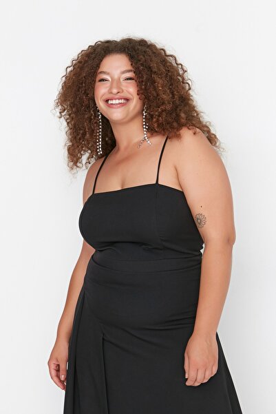 Trendyol Curve Černé večerní šaty s úzkým nastavitelným ramínkem a rozparkem – večerní/promoce/zásnubní šaty TBBSS22AD00001