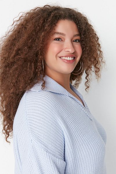 Trendyol Curve Pletený svetr s fialovým košilovým límcem - Thessaloniki Knit TBBAW23AN00081