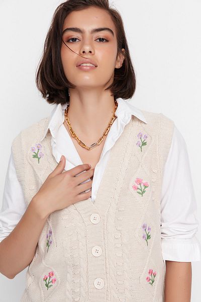 Trendyol Collection Mit Steinen bestickte Strickweste mit Blumenmuster – TWOAW23SV00025