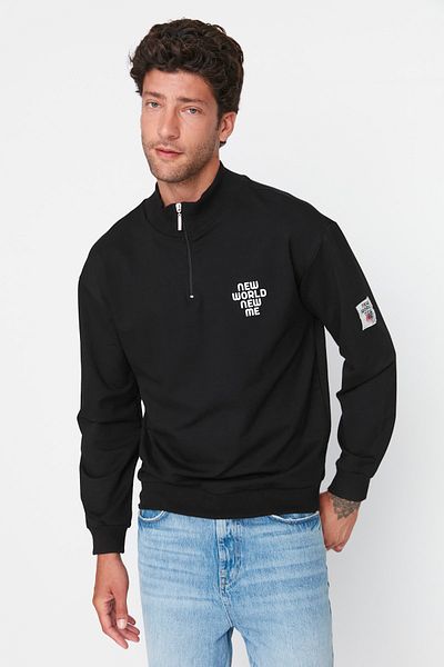 Trendyol Collection Άνετο μαύρο φούτερ με φερμουάρ - στάμπα γιακά με στάμπα ετικέτας TMNAW23SW00103
