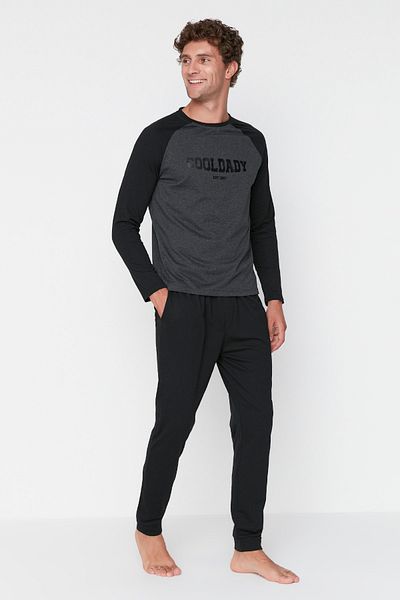 Trendyol Collection Schwarz bedrucktes Strickpyjama-Set mit Raglanärmeln TMNAW23PT00032