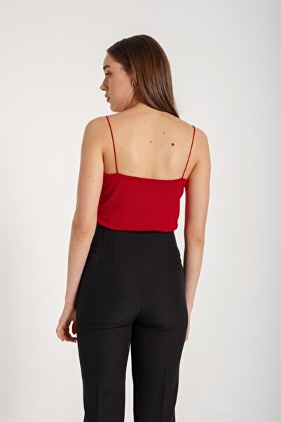 alenmoda Kadın Kkırmızı Degaje Yaka Askılı Bluz