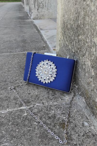 LA CALZATURE Geantă cutie pentru rochii de seară cu lanț special cu colțuri din satin albastru bleumarin