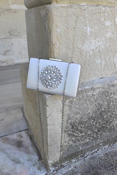 LA CALZATURE Geantă cutie pentru rochii de seară cu lanț special pentru colțuri de piatră Sedef Satin Thrones