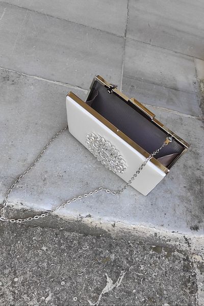 LA CALZATURE Geantă cutie pentru rochii de seară cu lanț special pentru colțuri de piatră Sedef Satin Thrones