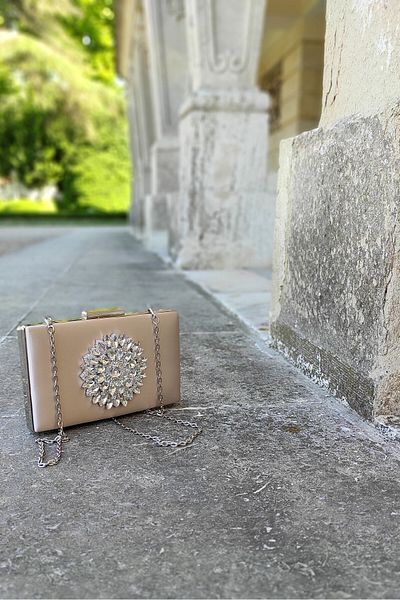 LA CALZATURE Geantă cutie pentru rochii de seară cu lanț special în colțuri din piatră de troni din satin