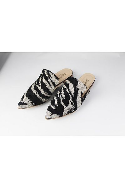 MRVshoes حذاء نسائي بمقدمة مدببة ومغلق من الأمام