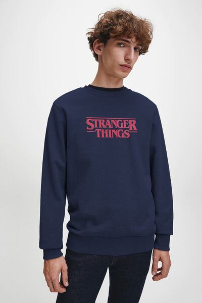 QIVI سويت شيرت رجالي محبوك بأكمام طويلة مطبوع عليه شعار Stranger Things باللو...