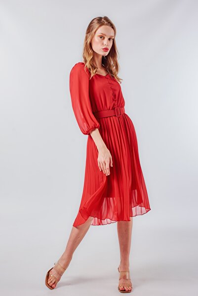 Swass Yarasa Kol Piliseli Anvelop Kırmızı Kalp Yaka Midi Boy Elbise