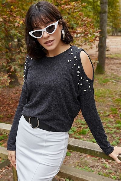 AQE FASHION Γυναικεία ανθρακί μπλούζα με μαργαριταρένιο κέντημα στον ώμο.
