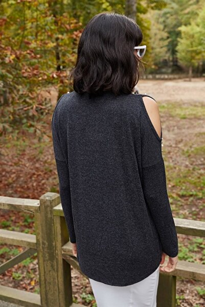 AQE FASHION Bluză de damă cu perle antracit brodate cu ferestre pe umeri.