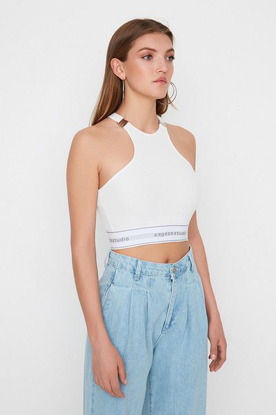 Trendyol Collection Sagaza Studio Weißes Strick-Bustier - TPRSS22BS00019 mit Metall-Accessoire-Detail