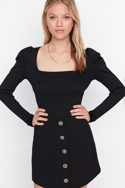 Trendyol Collection Czarny dzianinowy sweter z marszczonym kwadratowym kołnierzykiem TWOAW21KZ0649