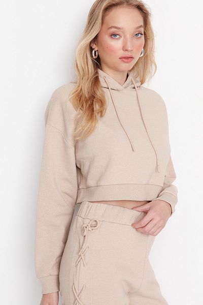 Trendyol Collection Beiges, lockeres, kurzes Sweatshirt mit Kapuze und dickem Fleece innen TWOAW23SW00203