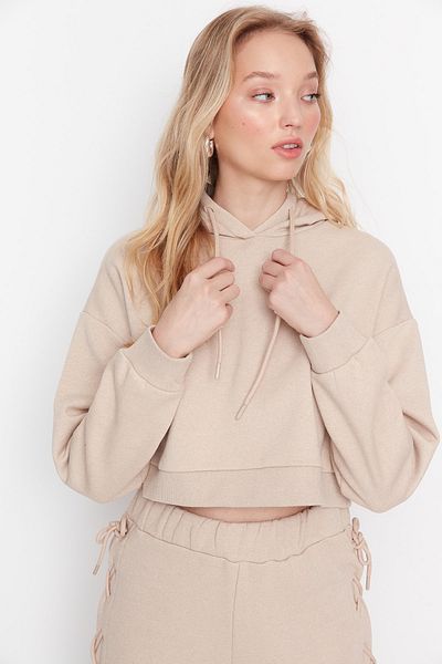 Trendyol Collection Beiges, lockeres, kurzes Sweatshirt mit Kapuze und dickem Fleece innen TWOAW23SW00203