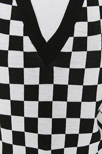 Trendyol Collection Черен трикотажен пуловер с V-образно деколте TWOAW22BZ0045