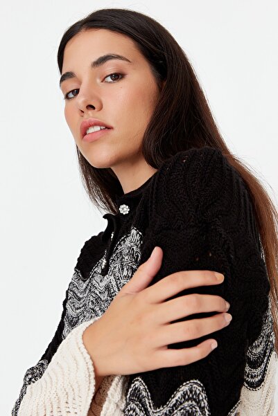 Trendyol Collection Pulover negru cu nasturi cu bijuterii TWOAW23KZ01331