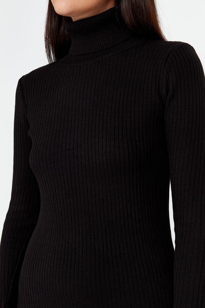 Trendyol Collection Fekete garbós, hasított, részletes kötöttáru ruha TWOAW23EL00662