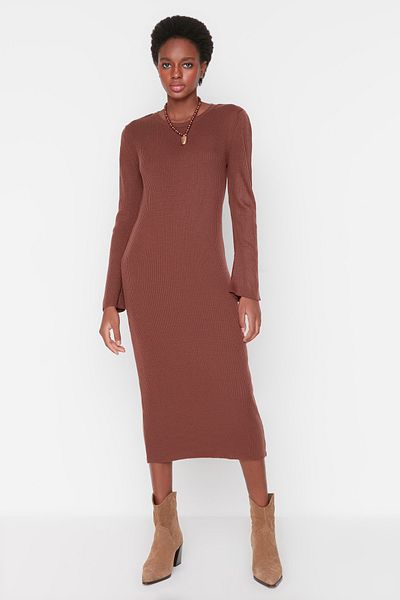 Trendyol Collection Hnědé podrobné pletené šaty s rozparkem TWOAW23AU00187