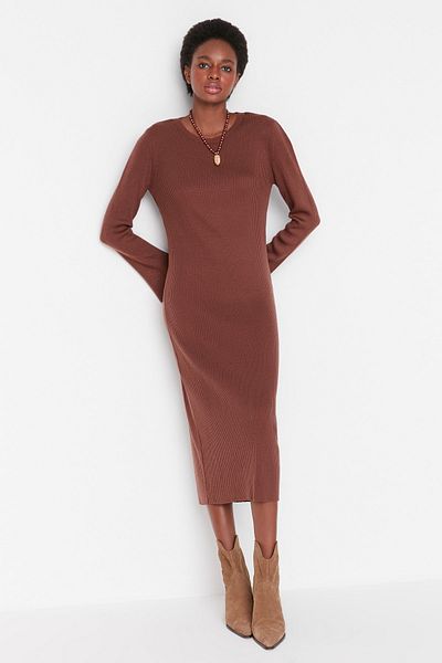 Trendyol Collection Hnědé podrobné pletené šaty s rozparkem TWOAW23AU00187
