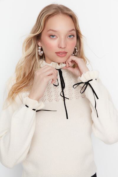 Trendyol Collection Πλεκτό πουλόβερ εκρού με απαλή υφή - Διάτρητο, διάτρητη κορδέλα και λεπτομέρεια φιόγκου TWOAW21KZ2355