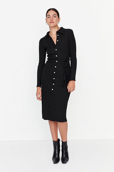 Trendyol Collection Černé vypasované polokošile s dlouhým rukávem a žebrovaným knoflíkem elastické midi pletené šaty TWOAW23EL00115