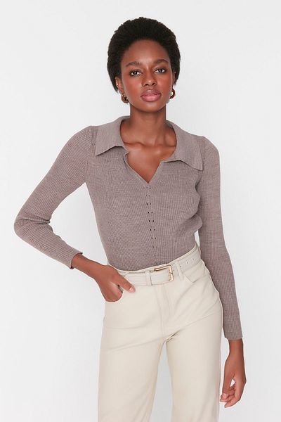 Trendyol Collection Detailní pletený svetr s norkovým límcem