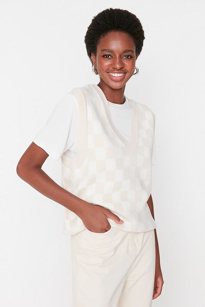 Trendyol Collection Beiger Strickpullover mit V-Ausschnitt TWOAW22BZ0045