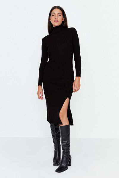 Trendyol Collection Detailní pletené šaty s černým rolákem s rozparkem TWOAW23EL00662