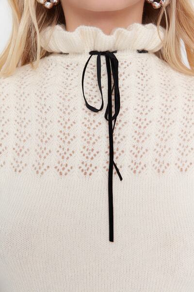 Trendyol Collection Πλεκτό πουλόβερ εκρού με απαλή υφή - Διάτρητο, διάτρητη κορδέλα και λεπτομέρεια φιόγκου TWOAW21KZ2355