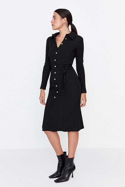Trendyol Collection Černé vypasované polokošile s dlouhým rukávem a žebrovaným knoflíkem elastické midi pletené šaty TWOAW23EL00115