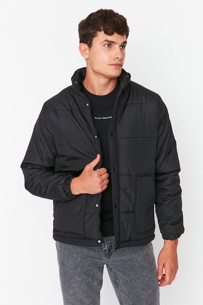 Trendyol Collection Μαύρο πουπουλένιο παλτό ανθεκτικό στον αέρα και το νερό - Regular Fit TMNAW22MO0131