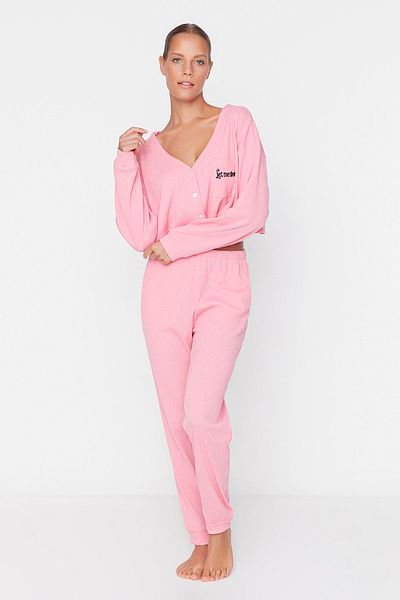 Trendyol Collection Rosa gestricktes Pyjama-Set aus schnurgebundener Baumwolle mit Stickerei THMAW22PT0511